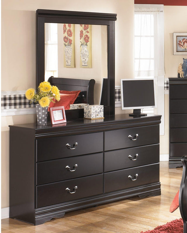 Ashley Huey Vineyard - Dresser, Mirror - Black
